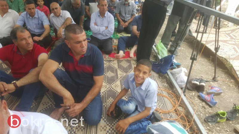 المئات يشاركون في صلاة جمعة حاشدة على أرض الروحة المئات يشاركون في صلاة جمعة حاشدة على أرض الروحة
