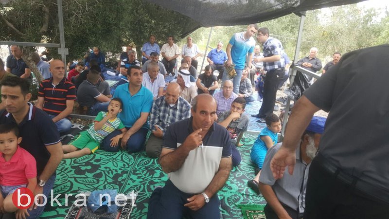 المئات يشاركون في صلاة جمعة حاشدة على أرض الروحة المئات يشاركون في صلاة جمعة حاشدة على أرض الروحة