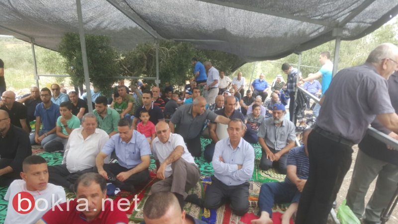 المئات يشاركون في صلاة جمعة حاشدة على أرض الروحة المئات يشاركون في صلاة جمعة حاشدة على أرض الروحة