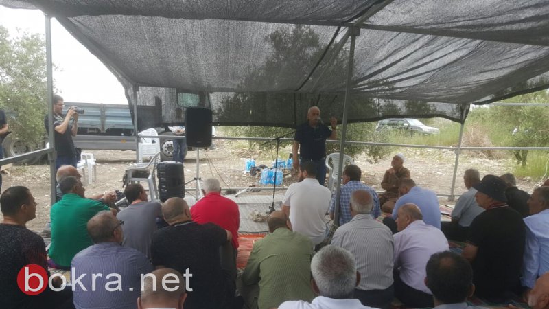 المئات يشاركون في صلاة جمعة حاشدة على أرض الروحة المئات يشاركون في صلاة جمعة حاشدة على أرض الروحة