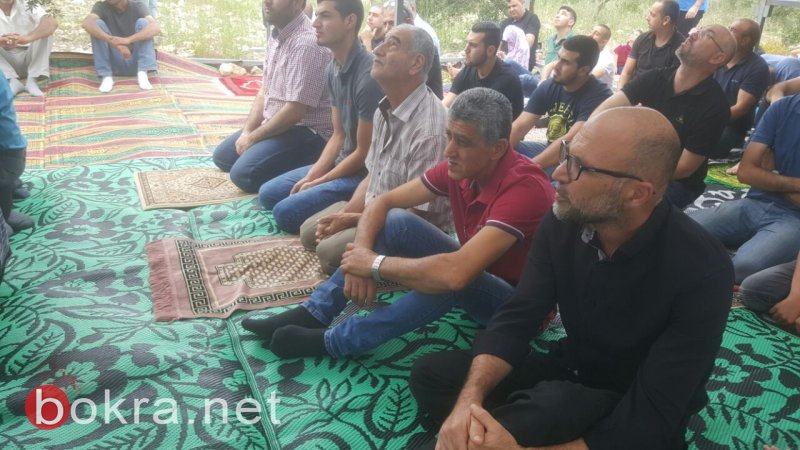 المئات يشاركون في صلاة جمعة حاشدة على أرض الروحة المئات يشاركون في صلاة جمعة حاشدة على أرض الروحة