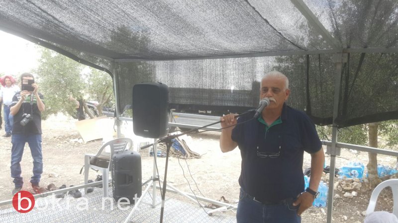 المئات يشاركون في صلاة جمعة حاشدة على أرض الروحة المئات يشاركون في صلاة جمعة حاشدة على أرض الروحة