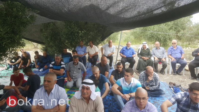 المئات يشاركون في صلاة جمعة حاشدة على أرض الروحة المئات يشاركون في صلاة جمعة حاشدة على أرض الروحة