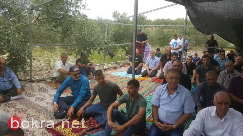 المئات يشاركون في صلاة جمعة حاشدة على أرض الروحة المئات يشاركون في صلاة جمعة حاشدة على أرض الروحة