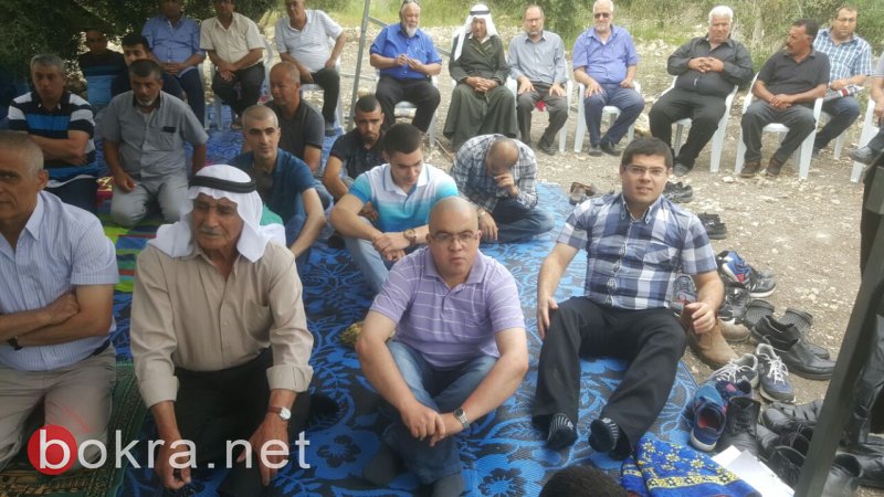المئات يشاركون في صلاة جمعة حاشدة على أرض الروحة المئات يشاركون في صلاة جمعة حاشدة على أرض الروحة