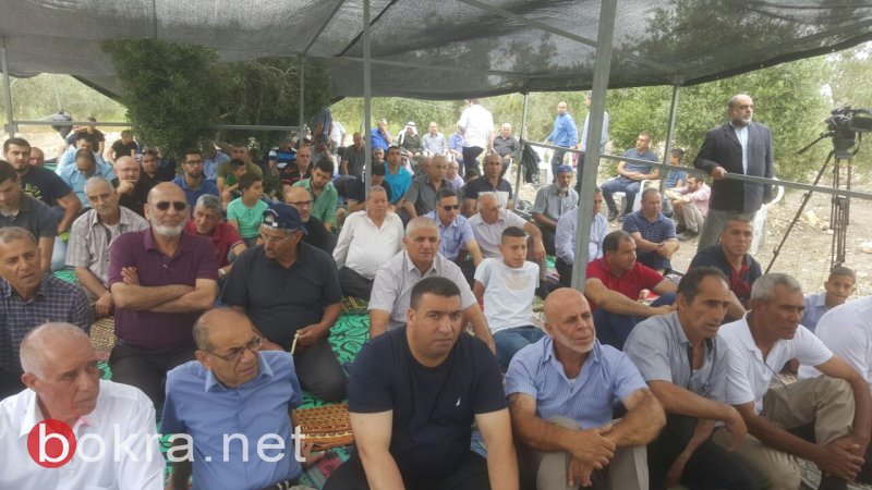 المئات يشاركون في صلاة جمعة حاشدة على أرض الروحة المئات يشاركون في صلاة جمعة حاشدة على أرض الروحة