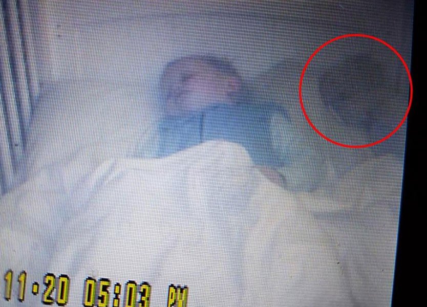 لقطات مريبة في سرير الرضيع 